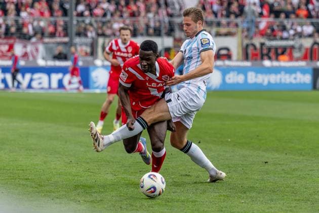 Kampf um den Ball Zweikampf zwischen Siemen Voet (TSV 1860 Muenchen, 03) und Merveille Biankadi (FC Energie Cottbus, 37) GER, TSV 1860 Muenchen vs. FC Energie Cottbus, Fussball, 3. Bundesliga, 13. Spieltag, Saison 2025 2026, 01.11.2025. (DFL DFB REGULATIONS PROHIBIT ANY USE OF PHOTOGRAPHS as IMAGE SEQUENCES and or QUASI-VIDEO). GER, TSV 1860 Muenchen vs. FC Energie Cottbus, Fussball, 3. Bundesliga, 13. Spieltag, Saison 2025 2026, 01.11.2025. Muenchen Copyright: xEibner-Pressefoto HeikexFeinerx EP_HFR