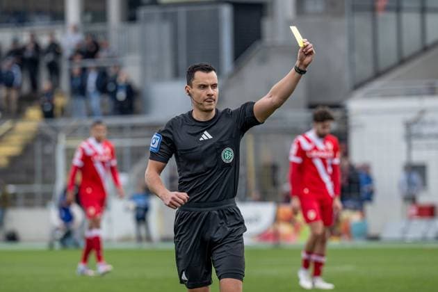 Konrad Oldhafer (Schiedsrichter) zeigt fSiemen Voet (TSV 1860 Muenchen, 03) - nicht im Bild - die gelbe Karte GER, TSV 1860 Muenchen vs. FC Energie Cottbus, Fussball, 3. Bundesliga, 13. Spieltag, Saison 2025 2026, 01.11.2025. (DFL DFB REGULATIONS PROHIBIT ANY USE OF PHOTOGRAPHS as IMAGE SEQUENCES and or QUASI-VIDEO). GER, TSV 1860 Muenchen vs. FC Energie Cottbus, Fussball, 3. Bundesliga, 13. Spieltag, Saison 2025 2026, 01.11.2025. Muenchen Copyright: xEibner-Pressefoto HeikexFeinerx EP_HFR