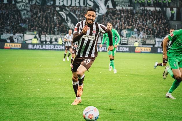 1. Bundesliga: FC St. Pauli - Borussia Mönchengladbach, 01.11.25 Mathias Pereira Lage (FC St. Pauli, 28) rennt dem Ball hinterher; Fußball, 1. Bundesliga 2025 2026, 9. Spieltag: FC St. Pauli - Borussia Mönchengladbach am 01.11.2025 im Millerntor-Stadion, Hamburg DFB DFL REGULATIONS PROHIBIT ANY USE OF PHOTOGRAPHS AS IMAGE SEQUENCES AND OR QUASI-VIDEO. Copyright: xBEAUTIFULxSPORTS Tonhäuserx