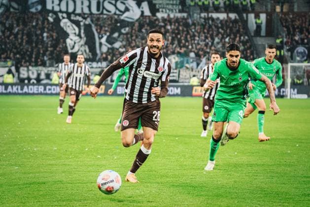 1. Bundesliga: FC St. Pauli - Borussia Mönchengladbach, 01.11.25 Mathias Pereira Lage (FC St. Pauli, 28) rennt dem Ball hinterher; Fußball, 1. Bundesliga 2025 2026, 9. Spieltag: FC St. Pauli - Borussia Mönchengladbach am 01.11.2025 im Millerntor-Stadion, Hamburg DFB DFL REGULATIONS PROHIBIT ANY USE OF PHOTOGRAPHS AS IMAGE SEQUENCES AND OR QUASI-VIDEO. Copyright: xBEAUTIFULxSPORTS Tonhäuserx