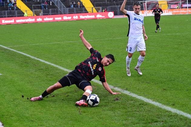 01.11.2025 xkhx Kassel Regionalliga Südwest Saison 2025 2026 KSV Hessen Kassel - SV Eintracht Trier Sven König (Trier) gegen Emre Boeyuekata (13, Hessen Kassel)