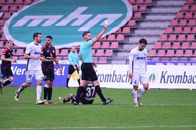 01.11.2025 xkhx Kassel Regionalliga Südwest Saison 2025 2026 KSV Hessen Kassel - SV Eintracht Trier Schiedsrichter Jan-Vincent Ritter zeigt die gelbe Karte