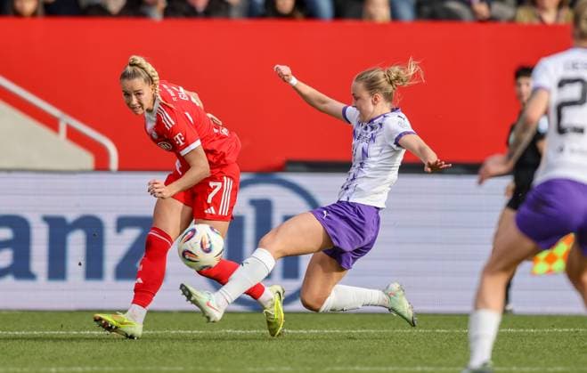 DEU, München, FC Bayern München vs SGS Essen, Google Pixel Frauen Bundesliga, DFB, Saison 2526, FC Bayern Campus, 8. Spieltag im Bild: Flanke von Giulia Gwinn (Bayern München 7) DFB DFL REGULATIONS PROHIBIT ANY USE OF PHOTOGRAPHS AS IMAGE SEQUENCES AND OR QUASI-VIDEO, 01.11.2025 Copyright: HMBxMedia HendrikxHamelau