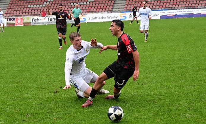 01.11.2025 xkhx Kassel Regionalliga Südwest Saison 2025 2026 KSV Hessen Kassel - SV Eintracht Trier Adrian Bravo Sanchez (17, Hessen Kassel) gegen Christopher Wahlling (Trier)