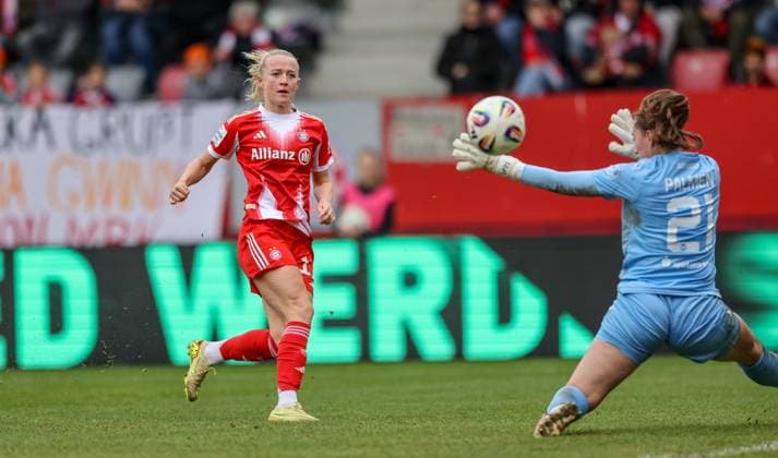 DEU, München, FC Bayern München vs SGS Essen, Google Pixel Frauen Bundesliga, DFB, Saison 2526, FC Bayern Campus, 8. Spieltag im Bild v.l.n.r: Lea Schüller (Bayern München 11) mit einer großen Torchance gegen Luisa Palmen (SGS Essen 21) DFB DFL REGULATIONS PROHIBIT ANY USE OF PHOTOGRAPHS AS IMAGE SEQUENCES AND OR QUASI-VIDEO, 01.11.2025 Copyright: HMBxMedia HendrikxHamelau