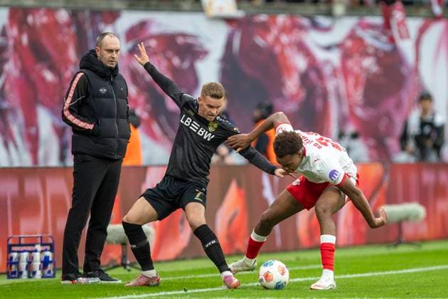 GER, Leipzig, Fußball, DFL Bundesliga, 9. Spieltag, RB Leipzig vs. VFB Stuttgart im Bild v.l.: Maximilian Mittelstädt (VFB Stuttgart 07), Assan Ouedraogo (RB Leipzig 20), Zweikampf 01.11.2025, Red-Bull Arena Leipzig DFL DFB REGULATIONS PROHIBIT ANY USE OF PHOTOGRAPHS AS IMAGE SEQUENCES AND OR QUASI-VIDEO, Copyright: HMBxMedia PaulxFritz