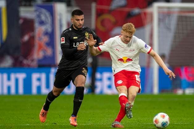 GER, Leipzig, Fußball, DFL Bundesliga, 9. Spieltag, RB Leipzig vs. VFB Stuttgart im Bild v.l.: Deniz Undav (VFB Stuttgart 26), Nicolas Seiwald (RB Leipzig 13), Zweikampf 01.11.2025, Red-Bull Arena Leipzig DFL DFB REGULATIONS PROHIBIT ANY USE OF PHOTOGRAPHS AS IMAGE SEQUENCES AND OR QUASI-VIDEO, Copyright: HMBxMedia PaulxFritz