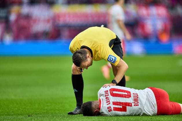 01.11.2025, Fußball, Männer, Bundesliga, 2025 2026, RB Leipzig - VfB Stuttgart Romulo (40, RB Leipzig), nach Zusammenprall am Boden Leipzig Red Bull Arena Sachsen Deutschland