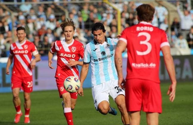 Fussball, Herren, 3.Liga, Saison 2025 2026, TSV 1860 München - FC Energie Cottbus, Grünwalder Stadion Tunay Deniz (TSV 1860 München) mit Ball im Angriff, Zwewikampf