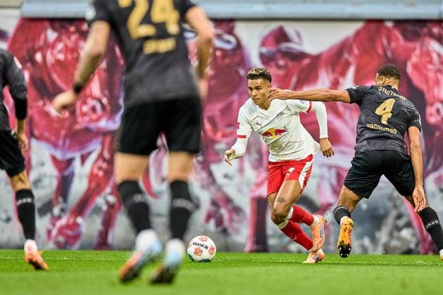 01.11.2025, Fußball, Männer, Bundesliga, 2025 2026, RB Leipzig - VfB Stuttgart Antonio Nusa (7, RB Leipzig), Aktion, mit Ball, dribbelt durch die Gegner Leipzig Red Bull Arena Sachsen Deutschland