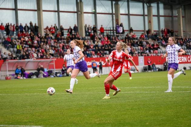 Deutschland: 1. Frauen Bundesliga 2025 26, 8. Spieltag - FC Bayern München Frauen vs SGS Essen Frauen, FC Bayern Campus Stadion (München): Lea Schüller Lea Schueller, (FC Bayern München Frauen, 11) Vorlage auf Linda Dallmann, (FC Bayern München Frauen, 10) München FC Bayern Campus Stadion Bayern Deutschland Copyright: xBenedictxChristx