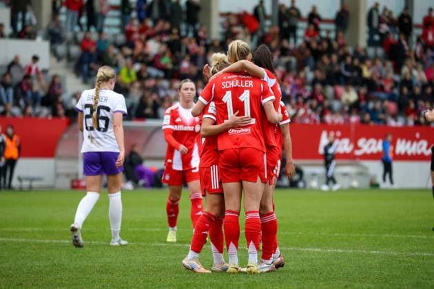 Deutschland: 1. Frauen Bundesliga 2025 26, 8. Spieltag - FC Bayern München Frauen vs SGS Essen Frauen, FC Bayern Campus Stadion (München): Torjubel Linda Dallmann, (FC Bayern München Frauen, 10) zum 4:1 München FC Bayern Campus Stadion Bayern Deutschland Copyright: xBenedictxChristx