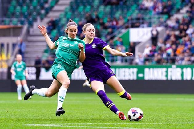 Switzerland: AXA Women s Super League 2025 26, FC St. Gallen 1879 - FC Zürich, kybunpark, St. Gallen: Yael Aeberhard (Yael Aeberhard) (17 St. Gallen) im Zweikampf gegen Briana Eads (2 FC Zurich, rechts) Copyright: xDanielaxPorcellix