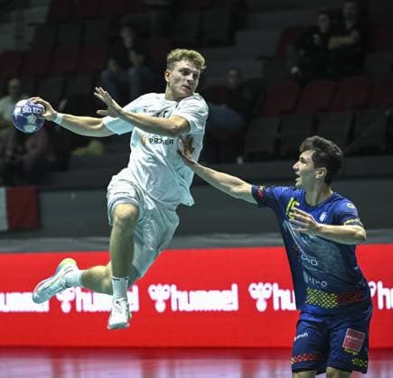 Italy v Romania - European Handball Championship Qualifiers ANKARA, TURKIYE - NOVEMBER 1: Alex Belardinelli (L) of Italy in action during theduring European Handball Championship Qualifiers Group A match between Italy and Romania at Prof. Dr. Yasar Sevim Handball Hall in Ankara, Turkiye on November 1, 2025. Fatih Kurt Anadolu Ankara Turkey. Editorial use only. Please get in touch for any other usage.  Copyright: x2025xAnadoluxFatihxKurtx