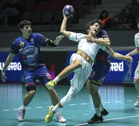 Italy v Romania - European Handball Championship Qualifiers ANKARA, TURKIYE - NOVEMBER 1: Samuel Zanetti (C) of Italy in action during theduring European Handball Championship Qualifiers Group A match between Italy and Romania at Prof. Dr. Yasar Sevim Handball Hall in Ankara, Turkiye on November 1, 2025. Fatih Kurt Anadolu Ankara Turkey. Editorial use only. Please get in touch for any other usage.  Copyright: x2025xAnadoluxFatihxKurtx