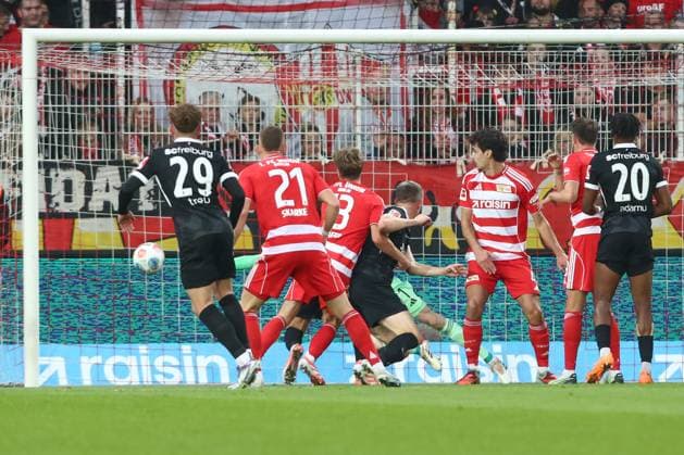 01.11.2025, xtgx, Fussball 1. Bundesliga, 1. FC Union Berlin - SC Freiburg emspor, v.l. Matthias Ginter (SC Freiburg, 28) schiesst Tor, schießt, Torschuetze, erzielt Tor, Treffer, scores the goal (DFL DFB REGULATIONS PROHIBIT ANY USE OF PHOTOGRAPHS as IMAGE SEQUENCES and or QUASI-VIDEO) Berlin