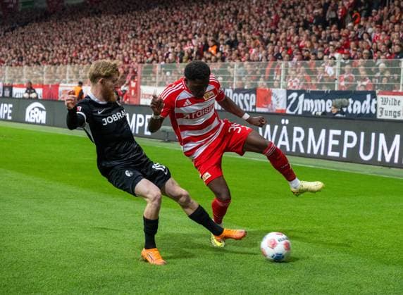 Fußball, Herren, Saison 2025 2026, 1. Bundesliga (9. Spieltag), 1. FC Union Berlin - SC Freiburg, v. l. Niklas Beste (Freiburg), Derrick Köhn (1. FC Union Berlin), 01.11.2025, Copyright: xMatthiasxKochx