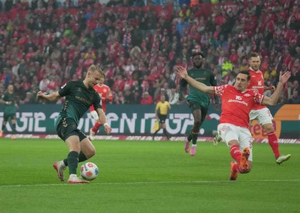 GER, 1.FBL, 1.FSV Mainz 05 vs Werder Bremen 01.11.2025, MEWA Arena, Mainz, GER, 1.FBL, 1.FSV Mainz 05 vs Werder Bremen , im Bild Senne Lynen (Bremen), Dominik Kohr (Mainz) DFL regulations prohibit any use of photographs as image sequences and or quasi-video.