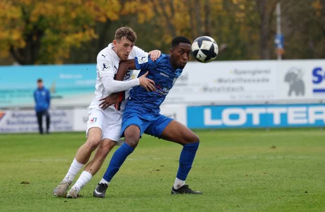 BAU 01.11.2025 Freiberg am Neckar Fußball SGV Freiberg vs. SG Barockstadt Fulda-Lehnerz, v.l. Tim Korzuschek (Fulda), Matt-Brahan Zie (Freiberg)