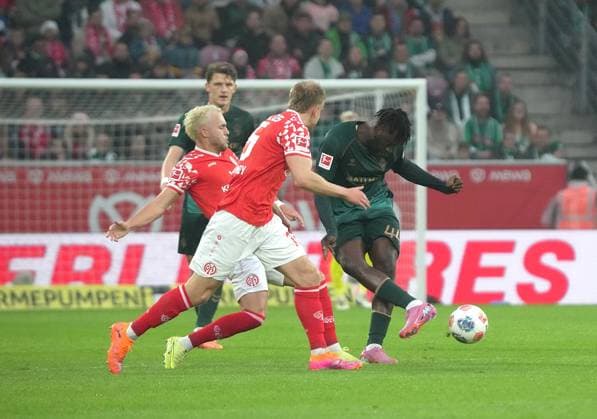 GER, 1.FBL, 1.FSV Mainz 05 vs Werder Bremen 01.11.2025, MEWA Arena, Mainz, GER, 1.FBL, 1.FSV Mainz 05 vs Werder Bremen , im Bild Benedict Hollerbach (Mainz), Lennard Maloney (Mainz), Victor Boniface (Bremen) DFL regulations prohibit any use of photographs as image sequences and or quasi-video.