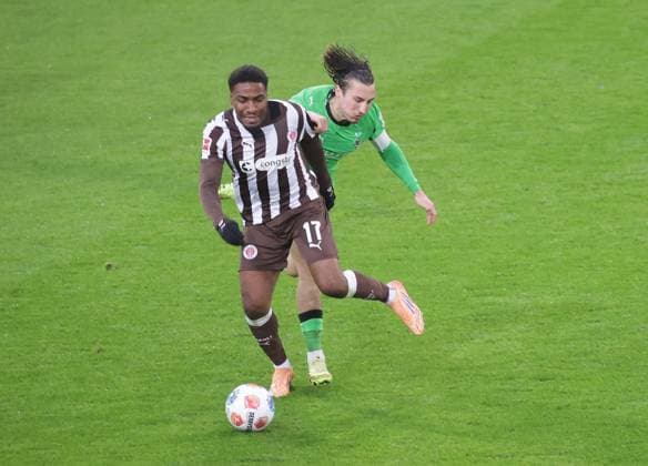 Oladapo Afolayan (FC St. Pauli), Rocco Reitz (Borussia Moenchengladbach) Fussball, 1.BL, Saison 2025 2026, Herren, FC St.Pauli gegen Borussia Moenchengladbach, Millerntor Stadion DFL REGULATIONS PROHIBIT ANY USE OF PHOTOGRAPHS AS IMAGE SEQUENCES AND OR QUASI-VIDEO.