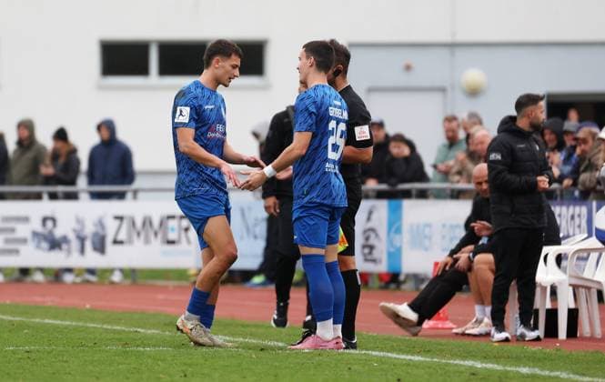 BAU 01.11.2025 Freiberg am Neckar Fußball SGV Freiberg vs. SG Barockstadt Fulda-Lehnerz, v.l. Marius Köhl (Freiberg) wird verletzt ausgewechselt, für ihn kommt Gal Grobelnik (Freiberg)