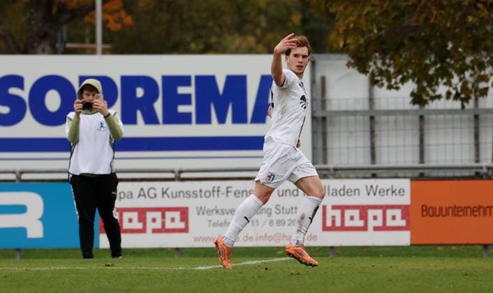 BAU 01.11.2025 Freiberg am Neckar Fußball SGV Freiberg vs. SG Barockstadt Fulda-Lehnerz, Torschütze Moritz Dittmann (Fulda) jubelt über sein Tor zum 1:1