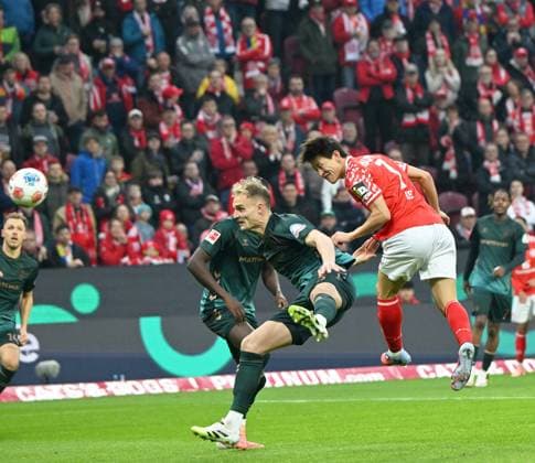 Fussball-Bundesliga - Saison 2025 2026 Mewa-Arena Mainz - 01.11.2025 1. FSV Mainz 05 (mz) - SV Werder Bremen hb) Amos PIEPER (SV Werder Bremen), li - Jae-Sung LEE(1. FSV Mainz 05) DFL REGULATIONS PROHIBIT ANY USE OF PHOTOGRAPHS AS IMAGE SEQUENCES AND OR QUASI VIDEO EDITORIAL USE ONLY NATIONAL AND INTERNATIONAL NEWS AGENCIES OUT Fussball-Bundesliga - 1. FSV Mainz 05