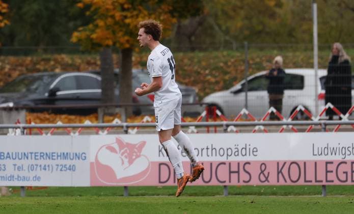BAU 01.11.2025 Freiberg am Neckar Fußball SGV Freiberg vs. SG Barockstadt Fulda-Lehnerz, Torschütze Moritz Dittmann (Fulda) jubelt über sein Tor zum 1:1