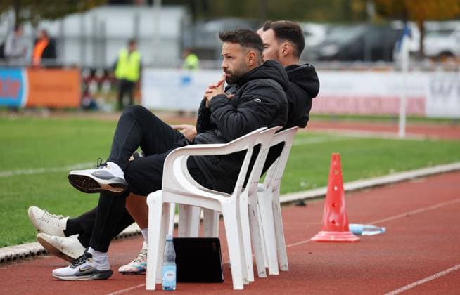 BAU 01.11.2025 Freiberg am Neckar Fußball SGV Freiberg vs. SG Barockstadt Fulda-Lehnerz, Co-Trainer Asilhan Yildiz (Freiberg)