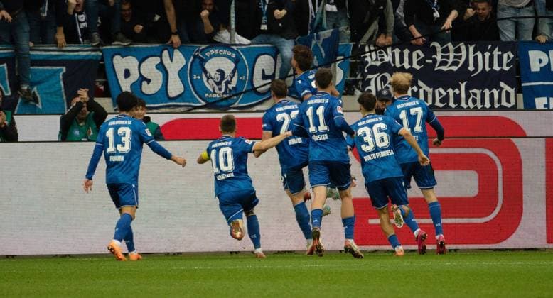 01.11.25 Karlsruher SC - FC Schalke 04 Deutschland, Karlsruhe, 01.11.2025, Fussball, 2. Bundesliga, Saison 2025 2026, Karlsruher SC - FC Schalke 04: Fabian Schleusener (Karlsruher SC); Jubel Tor 2:1 Schleusener.