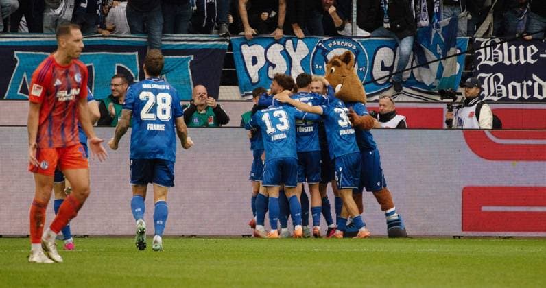 01.11.25 Karlsruher SC - FC Schalke 04 Deutschland, Karlsruhe, 01.11.2025, Fussball, 2. Bundesliga, Saison 2025 2026, Karlsruher SC - FC Schalke 04: Fabian Schleusener (Karlsruher SC); Jubel Tor 2:1 Schleusener.