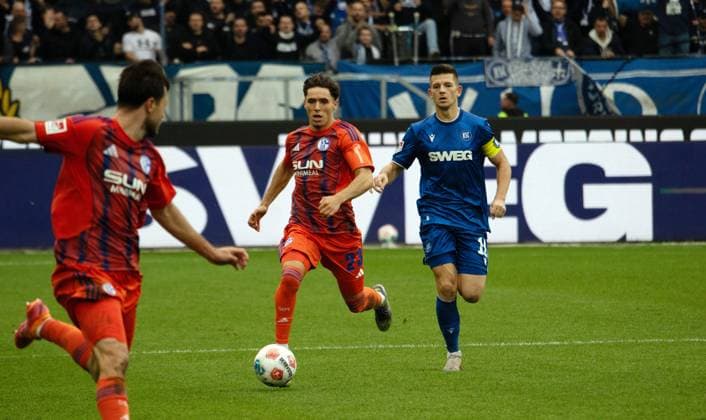 01.11.25 Karlsruher SC - FC Schalke 04 Deutschland, Karlsruhe, 01.11.2025, Fussball, 2. Bundesliga, Saison 2025 2026, Karlsruher SC - FC Schalke 04: v.l. Soufiane El-Faouzi (FC Schalke 04), Marvin Wanitzek (Karlsruher SC).