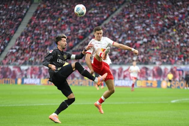 RB Leipzig vs. VfB Stuttgart, 01.11.2025 LEIPZIG, DEUTSCHLAND - NOVEMBER 1: Kapitän Atakan Karazor (16, VfB Stuttgart) gegen Christoph Baumgartner (14, RB Leipzig) während des Bundesliga-Spiels zwischen RB Leipzig vs. VfB Stuttgart in der Red Bull Arena am 9. Spieltag der 1. Bundesliga am November 1, 2025 in Leipzig, Deutschland. DFL REGULATIONS PROHIBIT ANY USE OF PHOTOGRAPHS AS IMAGE SEQUENCES AND OR QUASI-VIDEO. Copyright: xBEAUTIFULxSPORTS JanxKaeferx