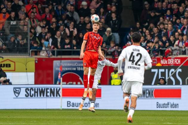 Jan Schoeppner (FC Heidenheim, 03) gewinnt das Kopfballduell gegen Nathaniel Brown (Eintracht Frankfurt, 21), GER, 1. FC Heidenheim 1846 vs. Eintracht Frankfurt, Fussball, 1. Bundesliga, 9. Spieltag, Spielzeit 2025 2026, 01.11.2025, DFL REGULATIONS PROHIBIT ANY USE OF PHOTOGRAPHS AS IMAGE SEQUENCES AND OR QUASI-VIDEO, GER, 1. FC Heidenheim 1846 vs. Eintracht Frankfurt, Fussball, 1. Bundesliga, 9. Spieltag, Spielzeit 2025 2026, 01.11.2025, Heidenheim Copyright: xEibner-Pressefoto EdwardxCheungx EP_ECG
