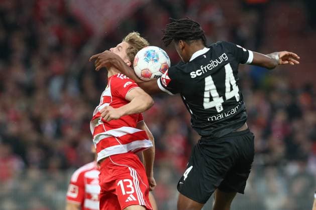 01.11.2025, xtgx, Fussball 1. Bundesliga, 1. FC Union Berlin - SC Freiburg emspor, v.l. Andras Schaefer (Schäfer, Union Berlin, 13), Johan Manzambi (SC Freiburg, 44) Zweikampf, Duell, Kampf, tackle (DFL DFB REGULATIONS PROHIBIT ANY USE OF PHOTOGRAPHS as IMAGE SEQUENCES and or QUASI-VIDEO) Berlin