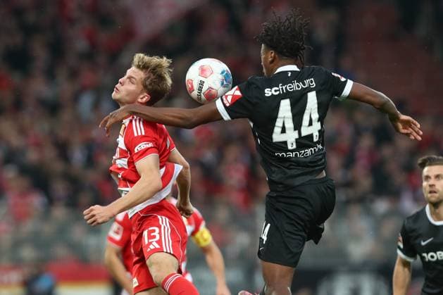 01.11.2025, xtgx, Fussball 1. Bundesliga, 1. FC Union Berlin - SC Freiburg emspor, v.l. Andras Schaefer (Schäfer, Union Berlin, 13), Johan Manzambi (SC Freiburg, 44) Zweikampf, Duell, Kampf, tackle (DFL DFB REGULATIONS PROHIBIT ANY USE OF PHOTOGRAPHS as IMAGE SEQUENCES and or QUASI-VIDEO) Berlin