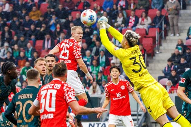 1. Fußball Bundesliga: 1. FSV Mainz 05 - Werder Bremen, 01.11.2025 Andreas Hanche-Olsen (1. FSV Mainz 05, 25) schaut zu wie Romano Schmid (SV Werder Bremen, 20) eine Flanke klärt Spiel vom 9. Spieltag der Fußball Bundesliga zwischen 1. FSV Mainz 05 und Borussia Dortmund in der MEWA Arena am 27.09.2025 DFL DFB regulations prohibit any use of photographs as image sequences and or quasi-video. Copyright: xBEAUTIFULxSPORTS Hahnex