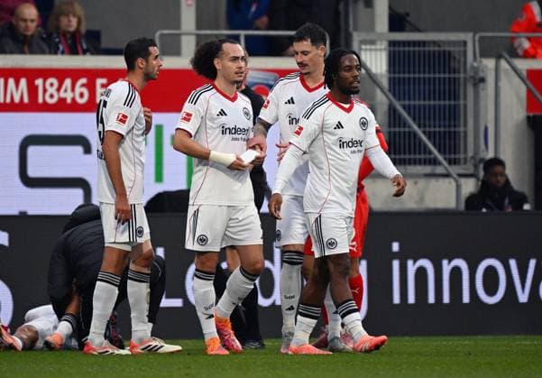 RECORD DATE NOT STATED 01.11.2025, xjhx, Fussball 1.Bundesliga, 1.FC Heidenheim - Eintracht Frankfurt v.l. Ellyes Skhiri (Eintracht Frankfurt), Arthur Theate (Eintracht Frankfurt), Robin Koch (Eintracht Frankfurt), Elye Wahi (Eintracht Frankfurt) zettel anweisungen (DFL DFB REGULATIONS PROHIBIT ANY USE OF PHOTOGRAPHS as IMAGE SEQUENCES and or QUASI-VIDEO) Heidenheim