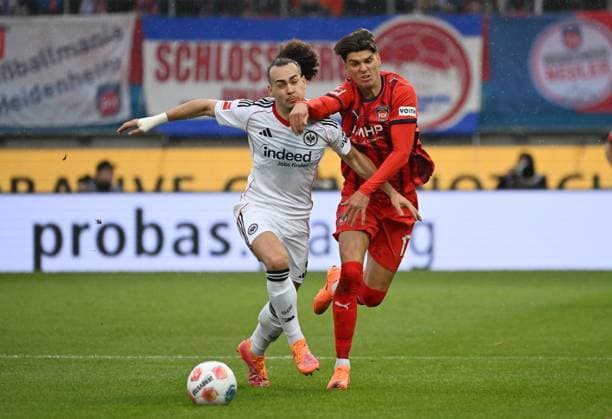 RECORD DATE NOT STATED 01.11.2025, xjhx, Fussball 1.Bundesliga, 1.FC Heidenheim - Eintracht Frankfurt v.l. Robin Koch (Eintracht Frankfurt), Mathias Honsak (1.FC Heidenheim) (DFL DFB REGULATIONS PROHIBIT ANY USE OF PHOTOGRAPHS as IMAGE SEQUENCES and or QUASI-VIDEO) Heidenheim