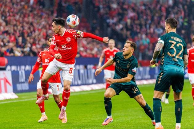 1. Fußball Bundesliga: 1. FSV Mainz 05 - Werder Bremen, 01.11.2025 Zweikampf zwischen Paul Nebel (1. FSV Mainz 05, 8) und Senne Lynen (SV Werder Bremen, 14) Spiel vom 9. Spieltag der Fußball Bundesliga zwischen 1. FSV Mainz 05 und Borussia Dortmund in der MEWA Arena am 27.09.2025 DFL DFB regulations prohibit any use of photographs as image sequences and or quasi-video. Copyright: xBEAUTIFULxSPORTS Hahnex