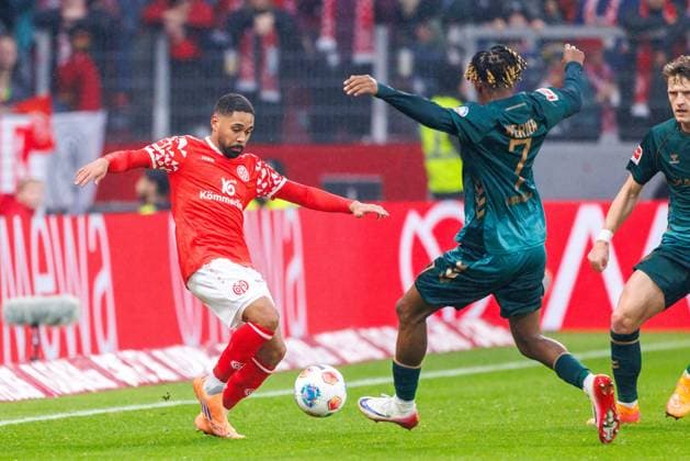 1. Fußball Bundesliga: 1. FSV Mainz 05 - Werder Bremen, 01.11.2025 Zweikampf zwischen Phillipp Mwene (1. FSV Mainz 05, 2) und Samuel Mbangula (SV Werder Bremen, 7) Spiel vom 9. Spieltag der Fußball Bundesliga zwischen 1. FSV Mainz 05 und Borussia Dortmund in der MEWA Arena am 27.09.2025 DFL DFB regulations prohibit any use of photographs as image sequences and or quasi-video. Copyright: xBEAUTIFULxSPORTS Hahnex