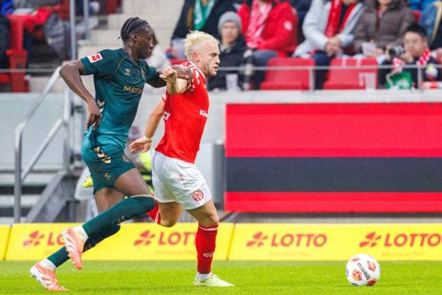 1. Fußball Bundesliga: 1. FSV Mainz 05 - Werder Bremen, 01.11.2025 Benedict Hollerbach (1. FSV Mainz 05, 17) und Karim Coulibaly (SV Werder Bremen, 31) kämpfen um den Ball Spiel vom 9. Spieltag der Fußball Bundesliga zwischen 1. FSV Mainz 05 und Borussia Dortmund in der MEWA Arena am 27.09.2025 DFL DFB regulations prohibit any use of photographs as image sequences and or quasi-video. Copyright: xBEAUTIFULxSPORTS Hahnex