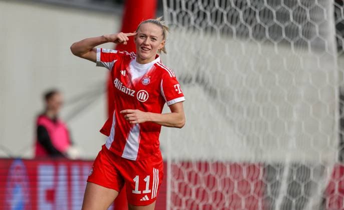 DEU, München, FC Bayern München vs SGS Essen, Google Pixel Frauen Bundesliga, DFB, Saison 2526, FC Bayern Campus, 8. Spieltag im Bild: Tor und Jubel, Lea Schüller (Bayern München 11) erzielt das 3:1 gegen Essen, Freude DFB DFL REGULATIONS PROHIBIT ANY USE OF PHOTOGRAPHS AS IMAGE SEQUENCES AND OR QUASI-VIDEO, 01.11.2025 Copyright: HMBxMedia HendrikxHamelau