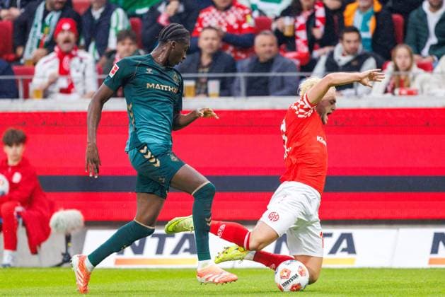1. Fußball Bundesliga: 1. FSV Mainz 05 - Werder Bremen, 01.11.2025 Benedict Hollerbach (1. FSV Mainz 05, 17) und Karim Coulibaly (SV Werder Bremen, 31) kämpfen um den Ball, der Bremer weiß sich nur mit einem Foul zu helfen Spiel vom 9. Spieltag der Fußball Bundesliga zwischen 1. FSV Mainz 05 und Borussia Dortmund in der MEWA Arena am 27.09.2025 DFL DFB regulations prohibit any use of photographs as image sequences and or quasi-video. Copyright: xBEAUTIFULxSPORTS Hahnex