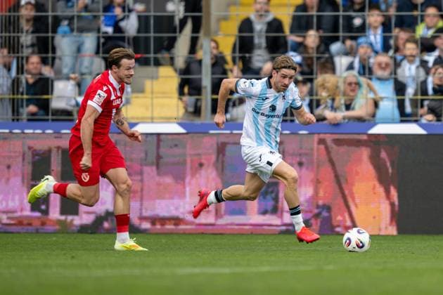 David Philipp 8 (TSV 1860 Muenchen) im Zweikampf, TSV 1860 Muenchen vs. Energie Cottbus, 3. Liga, 13. Spieltag, 01.11.2025 DFB regulations prohibit any use of photographs as image sequences and or quasi-video Muenchen Bayern Deutschland