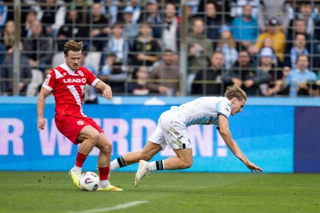 Clemens Lippmann 41 (TSV 1860 Muenchen) wird gefoult, stuerzt, TSV 1860 Muenchen vs. Energie Cottbus, 3. Liga, 13. Spieltag, 01.11.2025 DFB regulations prohibit any use of photographs as image sequences and or quasi-video Muenchen Bayern Deutschland