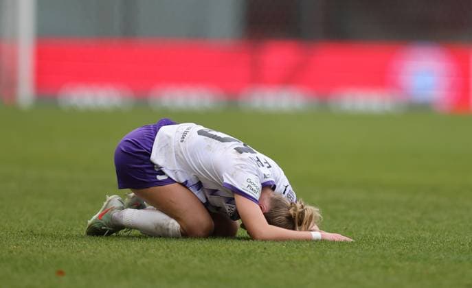 DEU, München, FC Bayern München vs SGS Essen, Google Pixel Frauen Bundesliga, DFB, Saison 2526, FC Bayern Campus, 8. Spieltag im Bild: Enttäuschung bei Paula Flach (SGS Essen 5) nach der Niederlage, Trauer, Emotionen DFB DFL REGULATIONS PROHIBIT ANY USE OF PHOTOGRAPHS AS IMAGE SEQUENCES AND OR QUASI-VIDEO, 01.11.2025 Copyright: HMBxMedia HendrikxHamelau