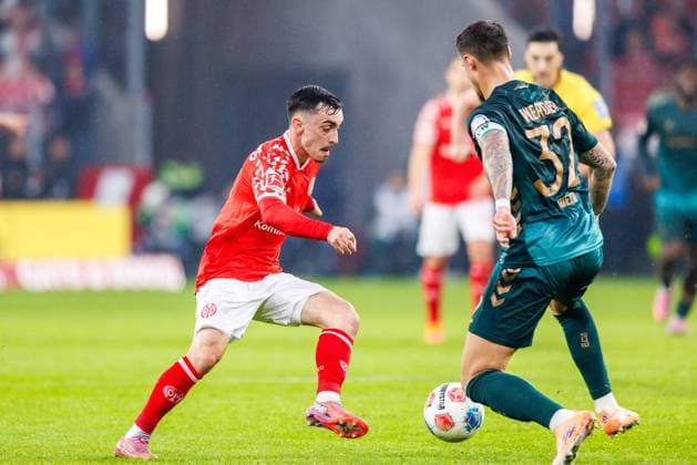 1. Fußball Bundesliga: 1. FSV Mainz 05 - Werder Bremen, 01.11.2025 Zweikampf zwischen Paul Nebel (1. FSV Mainz 05, 8) und Marco Friedl (SV Werder Bremen, 32) Spiel vom 9. Spieltag der Fußball Bundesliga zwischen 1. FSV Mainz 05 und Borussia Dortmund in der MEWA Arena am 27.09.2025 DFL DFB regulations prohibit any use of photographs as image sequences and or quasi-video. Copyright: xBEAUTIFULxSPORTS Hahnex