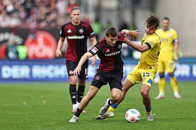 Adam Markhiyev, FCN, und Max Marie, Braunschweig, im Hinrundenspiel der Saison 2025 2026 zwischen dem 1. FC Nürnberg und der Eintracht Braunschweig (2:1) in Nürnberg; 01 11 2025 -